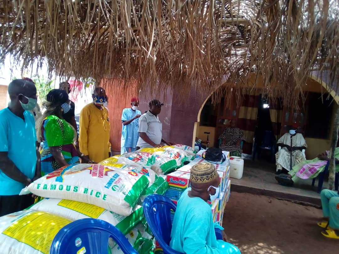 umuseti's tweet photo. @umuseti Community of Utagba Uno Ndokwa west# delta state, was thrown into atmosphere for joy on Saturday 9th May. As sons and daughters from the Community home and diaspora donated foods worth millions of naria, as palliative support to help cushion the effect of the lockdown. https://t.co/AUImEC5smp