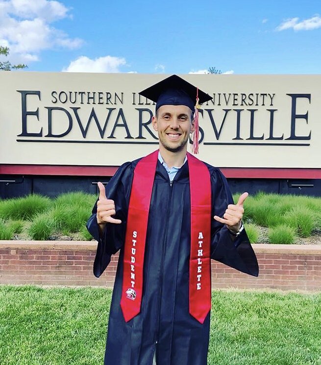 All smiles from @Jorgenpetters1 who graduated this weekend with a degree in Mathematics! 😄🤙🏼👨🏼‍🎓

#MACtion #siue #ncaasoccer #studentathlete