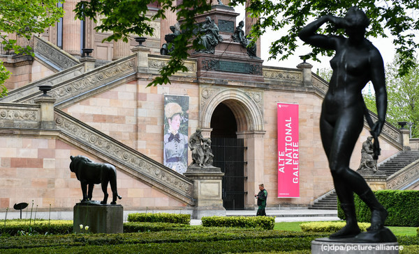 Alemaniaparati's tweet photo. ⚡️#BuenasNoticias :Una parte de la Isla de los Museos🏛️en Berlín abrirá el martes, pero no se confíen:"Seguiremos siendo muy cuidadosos y en el futuro preferimos ser antes restrictivos que demasiado relajados" afirmó el presidente de la @kulturSPK, Hermann #Parzinger

#MuchoÉxito https://t.co/Bkr9kWMdlZ