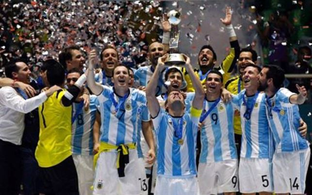 dm_provenzano's tweet photo. ¡EMPIEZA NUESTRA CITA del #Futsal en cuarentena! 
Desde este lunes 11-5, TODOS LOS DÍAS a las 22:00, @canaldeportv recordará el camino de @Argentina en el Mundial de #FIFAFutsal2016, primer y único título de su historia, el punto cúlmine -hasta ahora- de nuestra Generación Dorada https://t.co/2N6BbjZBvU