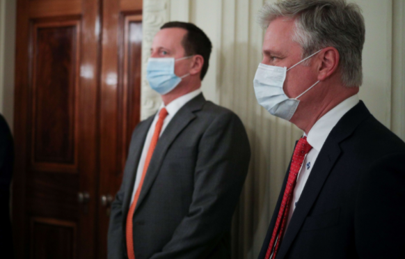 TopBuzz's tweet photo. BREAKING: White House to Require Face Masks for West Wing Staffers: Reports https://t.co/GBrJpb8fRs https://t.co/URJiUGi2fb