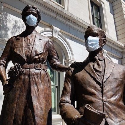 Per the #CDC Guidelines, @knoxvillecity and #KnoxCounty reopening plans! #KnoxTogether #ShowUsYourMask 🤜💥🤛 📷 Nan Dickinson