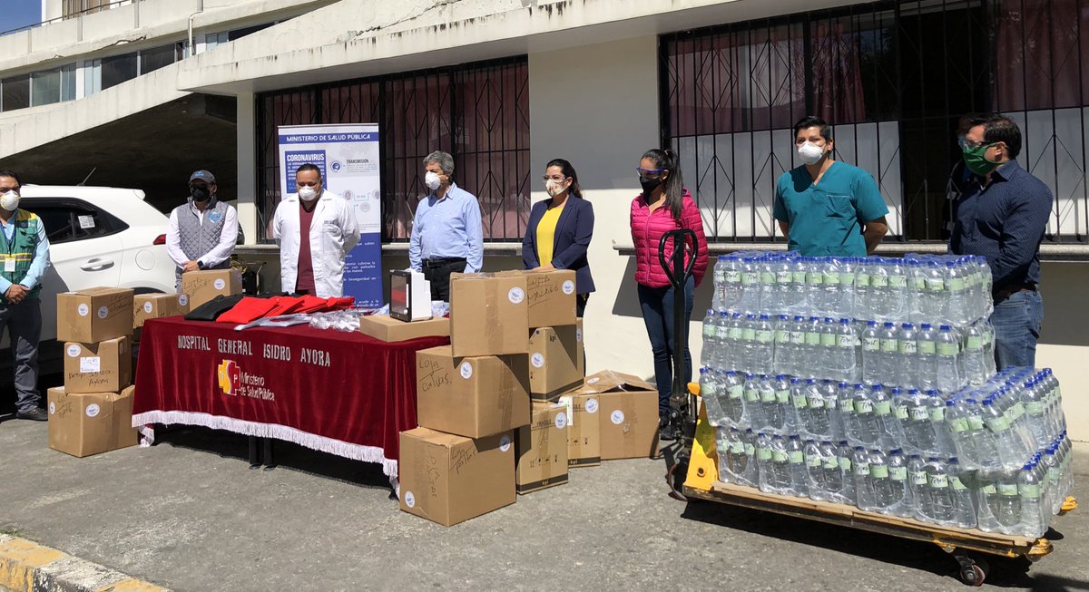 HIAyoraLoja's tweet photo. Además @LaFeriaDeLoja y el aporte de #INDULOJA entregó 1.500 botellas de agua, líquido que servirá de hidratación para el personal operativo y de hospitalización #COVID_19. #ActivadosPorLaSalud #EcuadorSolidario https://t.co/Q5SwdeC6Qr