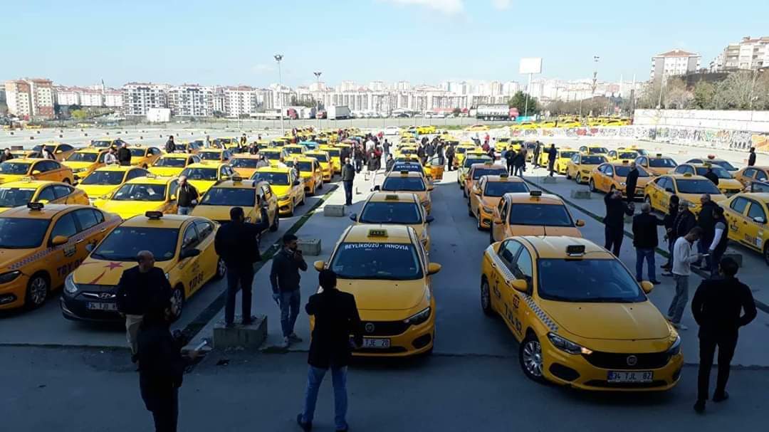 Esenyurt ve Beylikdüzü'nde çalışan taksiciler koronavirüs nedeniyle işlerinin azaldığını ve taksi kiralarını ödemekte güçlük çektiklerini belirterek eylem yaptı.