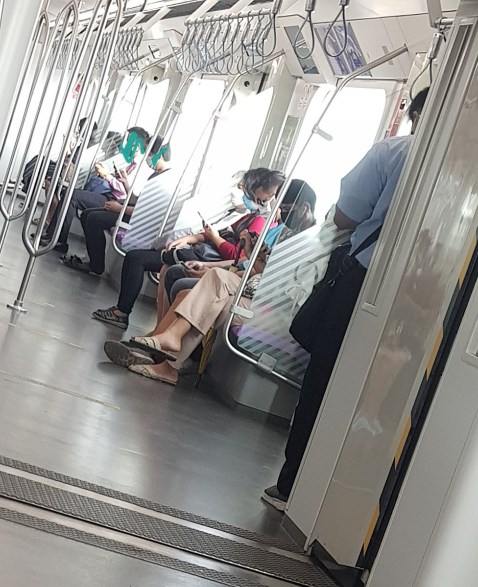 tabtim107's tweet photo. @BEM_MRT สถานีตลาดบางใหญ่กั้นคนแถบตายสุดท้ายเห็นอะไรในภาพนี้ไหมนั่ง 5 คนผญใส่รองเท้าแตะกับผชใส่แมสดำแฟนกันนั่งติดกันซบกันมาโดยไม่เว้นที่นั่งผชแมสขาวมานั่งในที่ที่เค้าให้นั่งได้ ใครผิด ลำดับแมสขาวฟ้าขาวดำเขียว https://t.co/iPT95zcctj