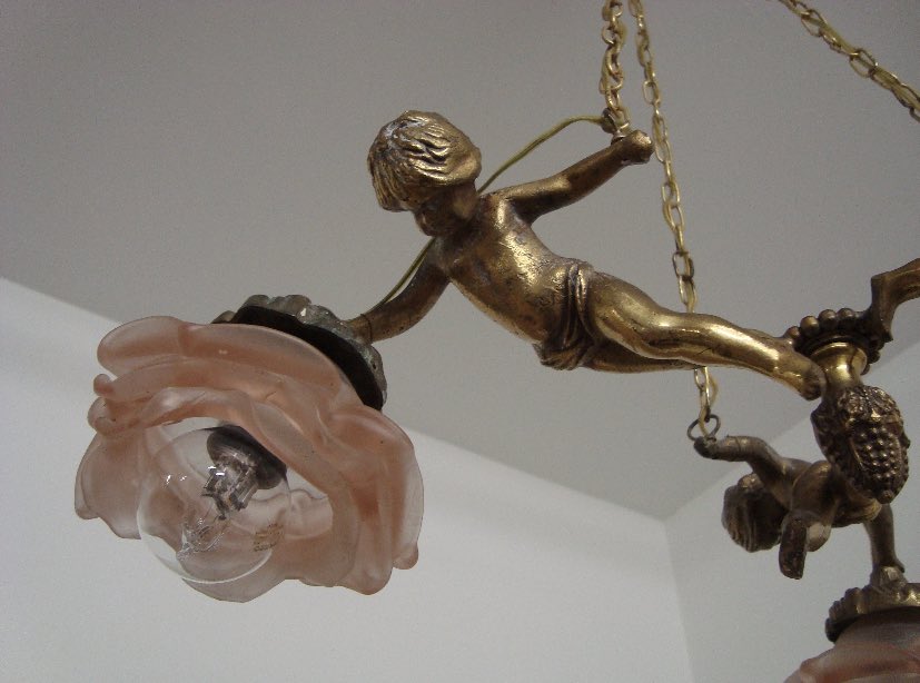 jasmine_blu's tweet photo. in love with this cherub chandelier i’ll never own https://t.co/KZ61td4CRw