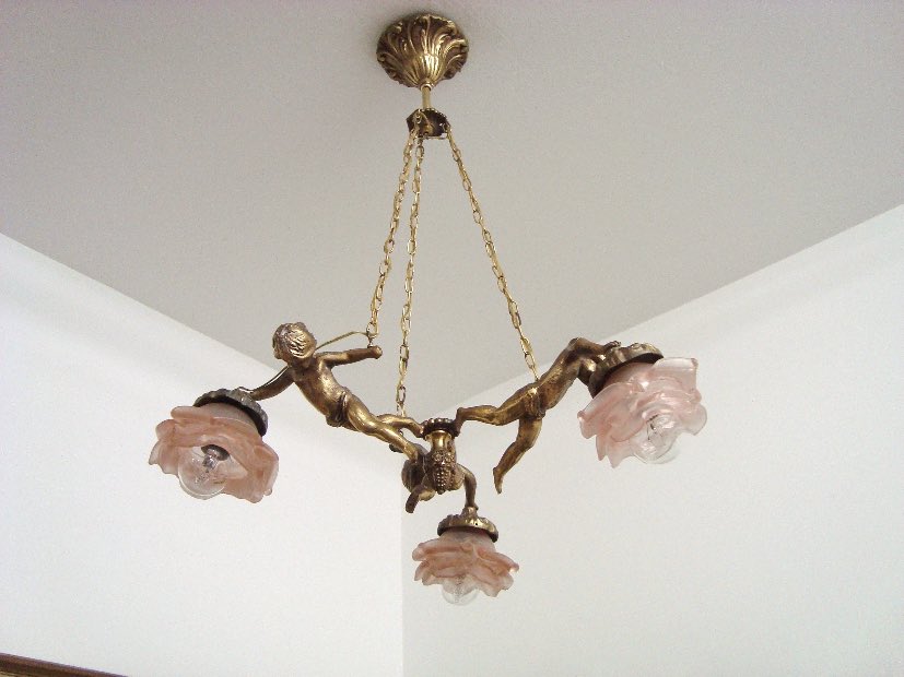 jasmine_blu's tweet photo. in love with this cherub chandelier i’ll never own https://t.co/KZ61td4CRw