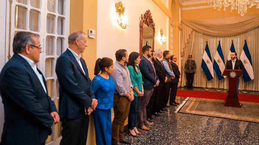 elsalvadorcom's tweet photo. #Noticias #Negocios Por falta de transparencia del Gobierno, 5 organizaciones civiles renuncian a comité que evaluaría ejecución de $2,000 millones para COVID-19

👉 https://t.co/JHUM2SE5iA https://t.co/V9kXdK8Dy8