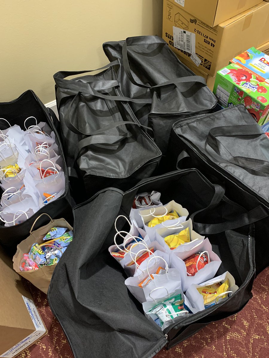 Hoya Hearts beat Hoya Strong!  Harrison High donated 50 lunch kits and remaining snacks from its clinic to Empty Bowls!  This is a group of teachers from Griffin MS that serves 45 families/day!  @hoyaprincipal <a href="/CobbSchools/">Cobb County Schools</a> <a href="/cathieseibert/">Cathie Seibert</a> <a href="/GMS_Wildcats/">Griffin MS Wildcats</a>