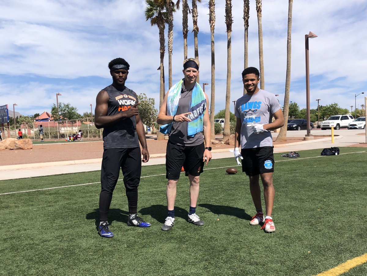 AirShowWRSkills's tweet photo. Last work day in Vegas for a few weeks was a good one! 
Finished with a bang! It was a fun one today 🏈🛫

@LVCen10Football and @aggiefootball05 WR’s got better today! 🙌🏼

#AIRSHOWFBALL #MASTERTECHNICANS https://t.co/faRcPBaHc7