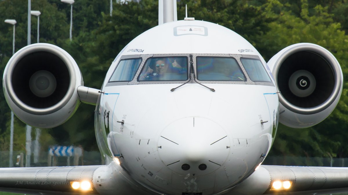 jmanatol's tweet photo. @SpottersMelilla @AirNostrumLAM @Iberia @kiloalfamike @Sac72600 @ArielShocron @Fjlopezm @MarionaAyats @Sheila_svro89 @maxperper @RACF767 @hydra_66 @TORRECILLA13 @SebaFernandezB @OnAviation @Cristian_ALC @spottersbcnprat @BilbaoSpotters @jerovidam @phelipOulos @RosaOP @Ferfast @RaulSpotter @juanjearanjuez Hasta tenemos saludos de "premio" 
Foto ganadora del concurso #10KReasonsIFlyBombardier organizado por @BBD_Aircraft 
Sin @El_Neyra no se hubiera conseguido 😉👍👍

(📷oct-2016 @DonostiAir #LESO #rwy04
CRJ200 #Gipuzkoa de @AirNostrumLAM ) https://t.co/TgGvFwY486
