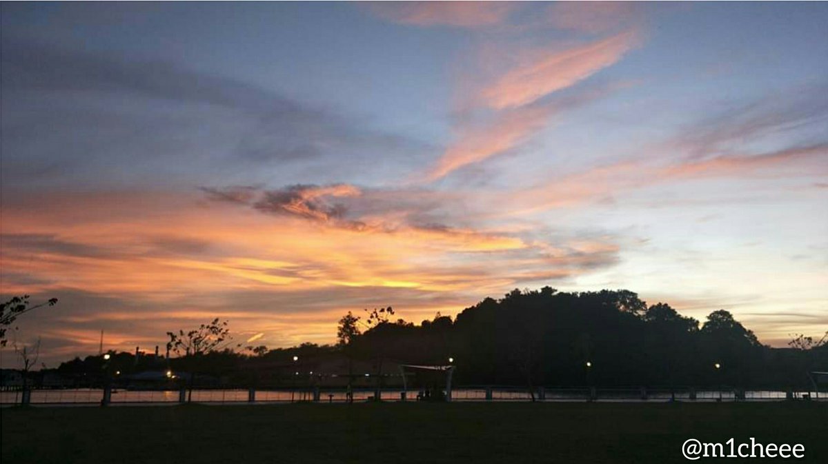 Sunset @ Mahkota Jubli Emas Park, Bandar Seri Begawan, Brunei #sunset  #sky  #brunei  #travelpics  #phonephotography  #travel