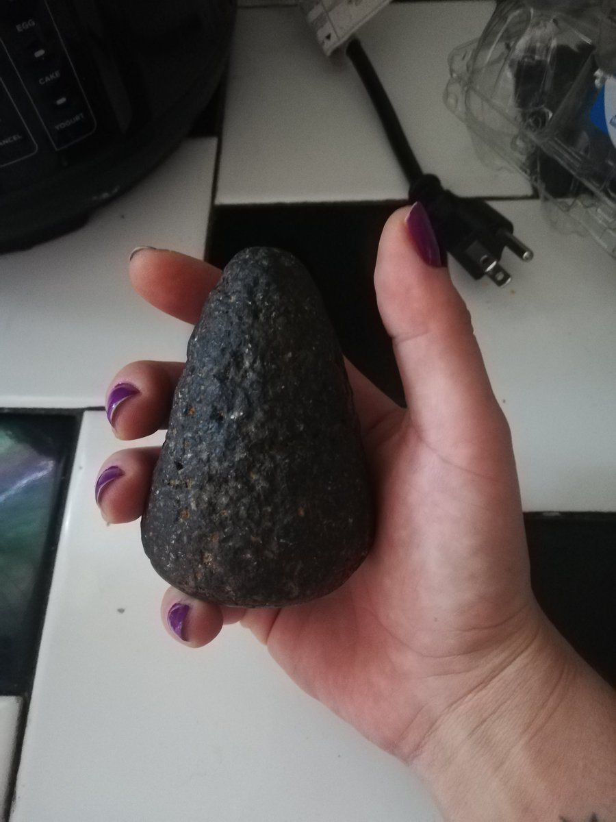 No sé cuántos días de #confinamiento llevamos, pero sé que hoy fue el día donde confundí con aguacate la piedra del molcajete.