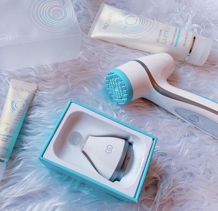 skinbeautycris1's tweet image. LUMI SPA KIT ACCENT + IDEAL EYES 
Chau a las bolsas y ojeras con la #lumispaaccent 👋🏼🤪 

El cabezal de silicona para contorno de ojos exfolia y estimula la zona 💜
Además este cabezal se combina con nuestra ageLOC ideal eyes! 

No te podes perder esta Lumi porque es una JOYA!!!