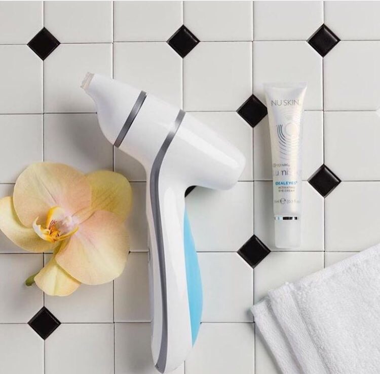 skinbeautycris1's tweet image. LUMI SPA KIT ACCENT + IDEAL EYES 
Chau a las bolsas y ojeras con la #lumispaaccent 👋🏼🤪 

El cabezal de silicona para contorno de ojos exfolia y estimula la zona 💜
Además este cabezal se combina con nuestra ageLOC ideal eyes! 

No te podes perder esta Lumi porque es una JOYA!!!