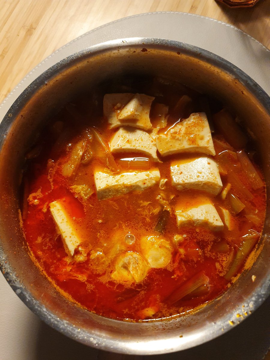 DK_baegopa's tweet photo. 조개/고기 없이 해먹는 순두부찌개.
파랑 양파에 참기름, 식용유 1:3으로 넣고 고춧가루넣고 볶아서 고추기름을 낸 후에 물을 붓고 소금, 간장, 굴소스 한스푼에 설탕, 조개다시다 한꼬집 넣었더니 오메 이 조미료맛나는 사먹는 순두부찌개맛! https://t.co/MrCUnS8Noc