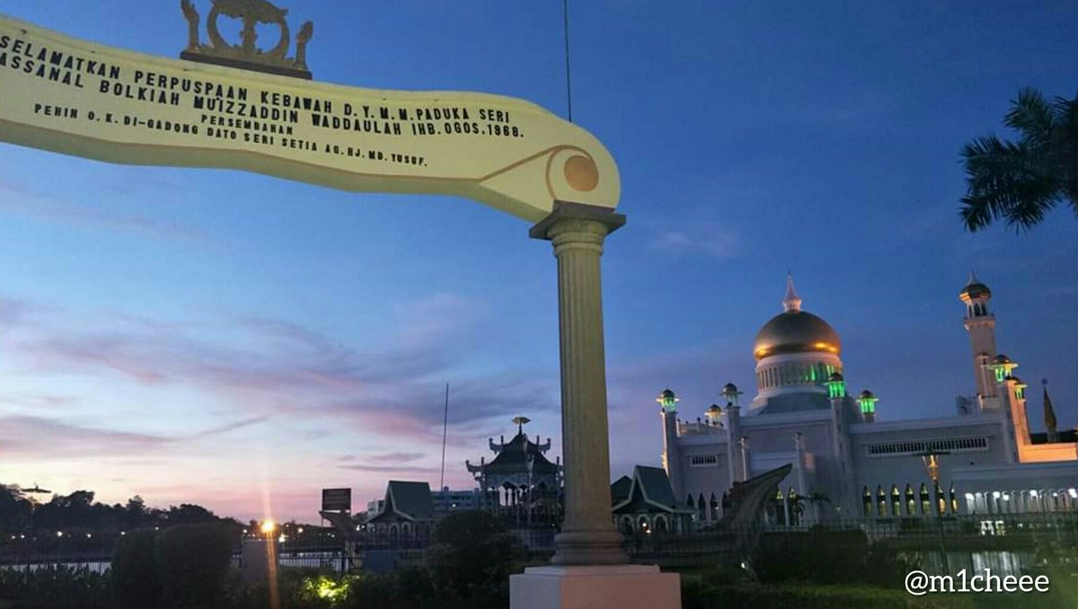 Sunset @ Omar Ali Saifuddien Mosque, Brunei #sunset  #sky  #mosque  #Brunei  #travelpics  #phonephotography  #travel