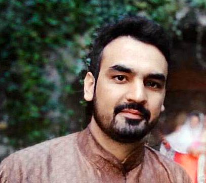 SultanPosts's tweet photo. AIIMS के सीनियर डॉ० जाहिद मजीद साहब को लाखों सलाम 🙏

इन्होंने बेहद गंभीर कोरोना मरीज़ की जान बचाने के लिए एंबुलेंस के अंदर अपनी PPE किट हटाकर उनकी श्वास नली ठीक किया, 

क्योंकि तुरंत ऐसा नहीं किया जाता तो पेशंट को उसी वक़्त कार्डियक अरेस्ट हो सकता था।
डा० साहब अब क्वॉरंटीन हैं। https://t.co/lSxHCWDxCd