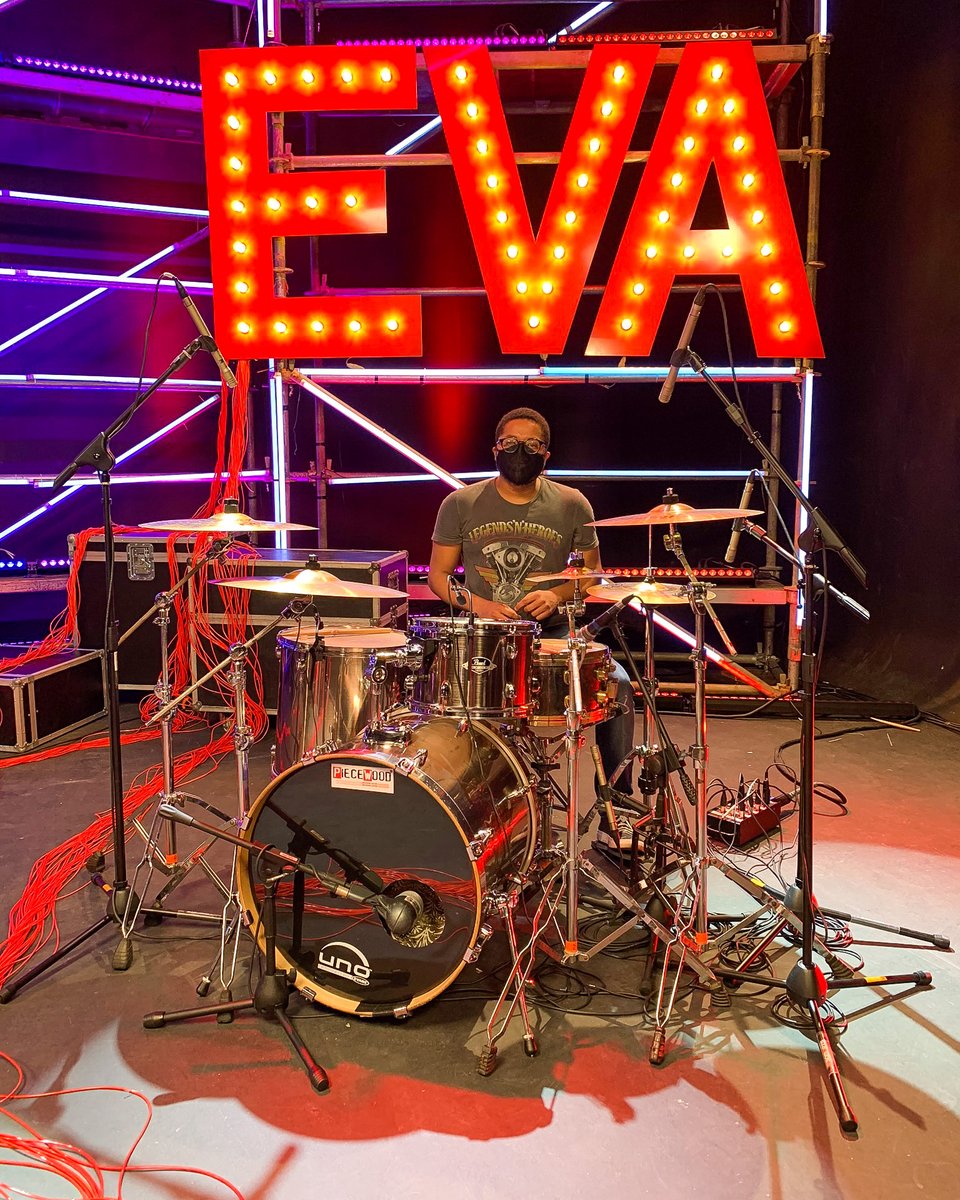 bandaeva's tweet photo. Quem aí assistiu a nossa live na sexta? 🙌🎉
Separamos algumas imagens dos bastidores do #BandaEvaNoMultishow pra avisar que lá no nosso canal no YouTube tem o vídeo completo pra você ver e rever quantas vezes quiser! 👊😉
Clica aqui: https://t.co/XEjHngwGJR https://t.co/I2kZjiDiDA
