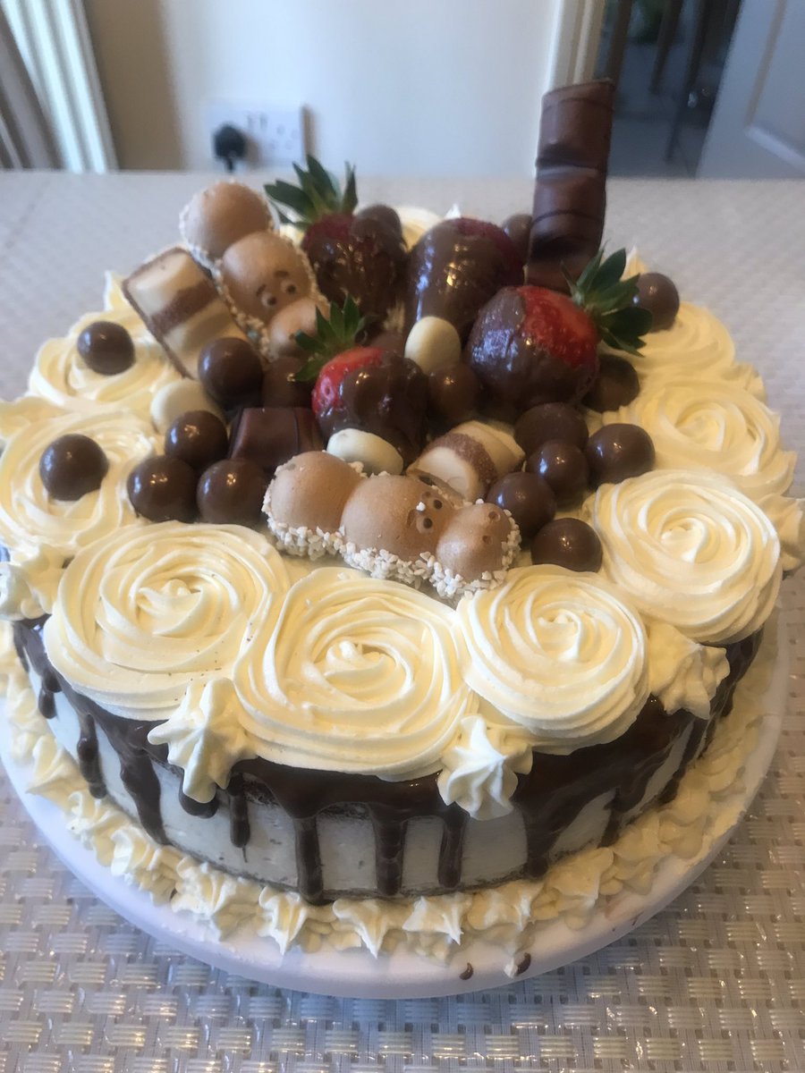 pinks0903's tweet image. Kinder bueno cake inspired by the one and only @dripbakery // Inside we have a banana cake with walnuts and cranberries #DiabetesComeAtMe