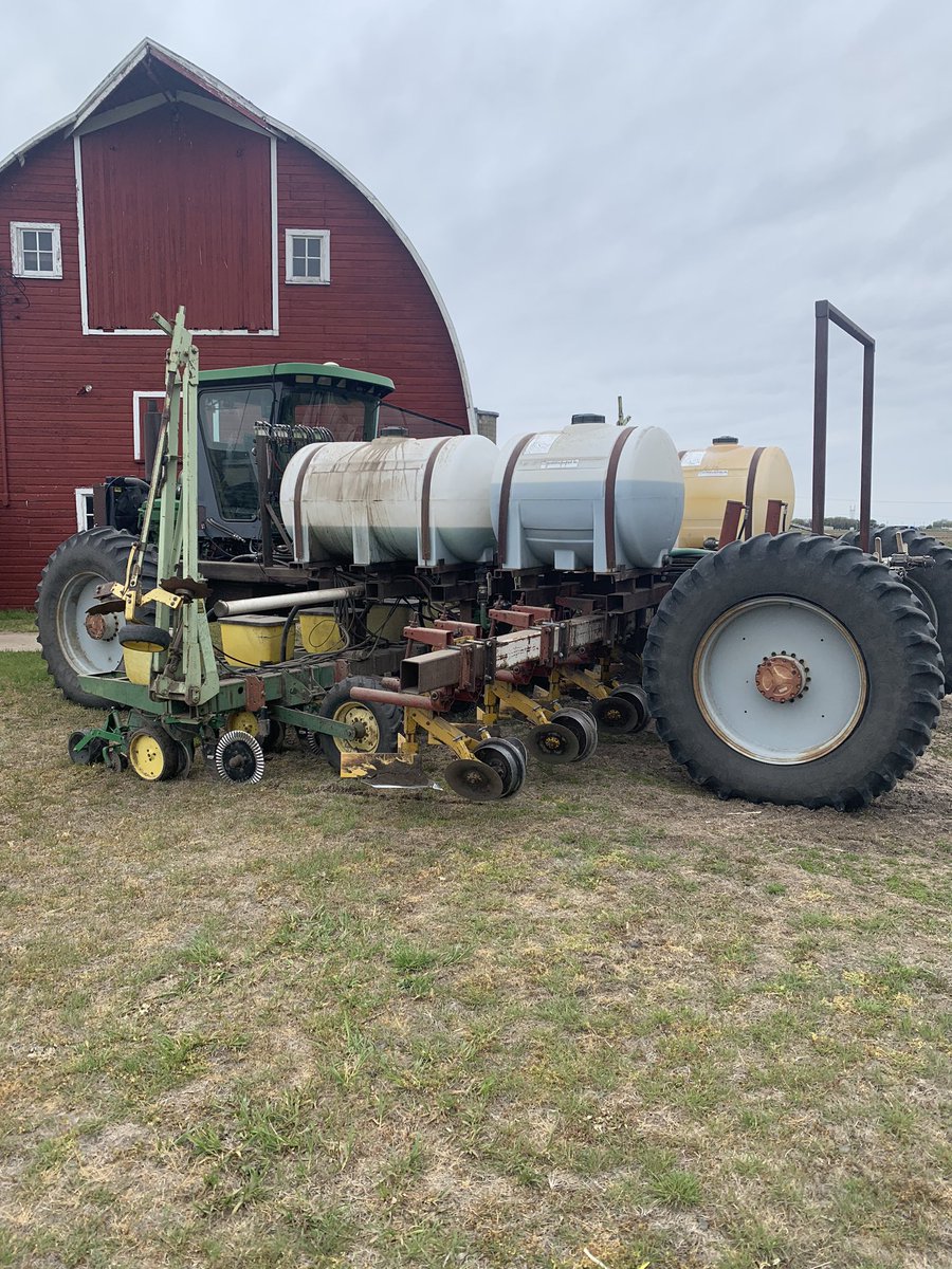 PhilSwantek's tweet photo. Had the pleasure of meeting the creator of this rig this afternoon. Yes it’s got precision planting units. https://t.co/URcbvZYdfB