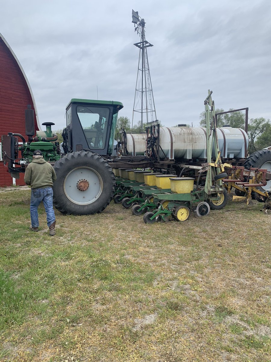 PhilSwantek's tweet photo. Had the pleasure of meeting the creator of this rig this afternoon. Yes it’s got precision planting units. https://t.co/URcbvZYdfB