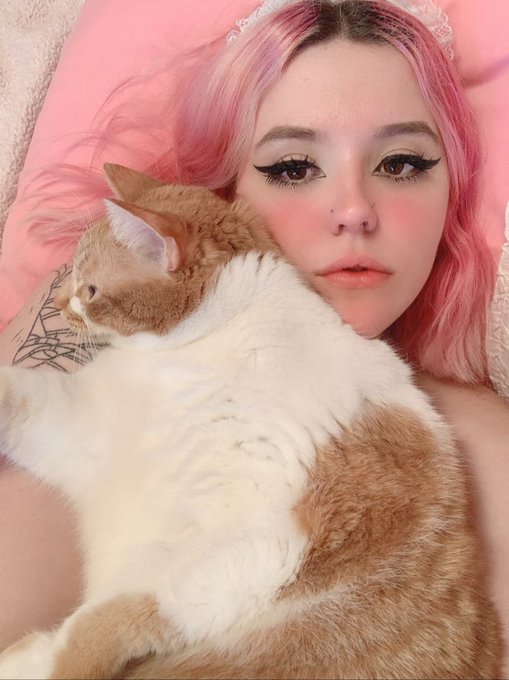 1 pic. Here’s me and my cat tuna https://t.co/S2hQl00lve