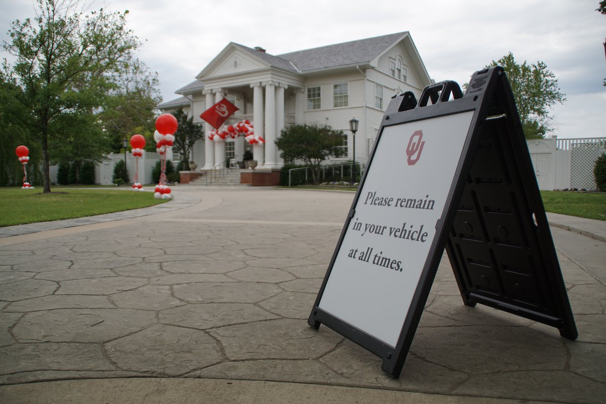 OUDaily's tweet photo. The OU community celebrated the university’s 15th President Joseph Harroz today with a welcome wave. Here are our best photos of the event:

https://t.co/oRXYc1BFbK https://t.co/d1YtW7PxNL