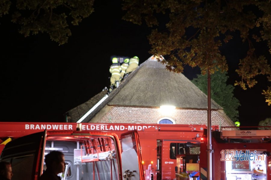 Brandweer rukt groots uit voor schoorsteenbrand bij woning met rieten kap in #Lunteren. 112Vallei.