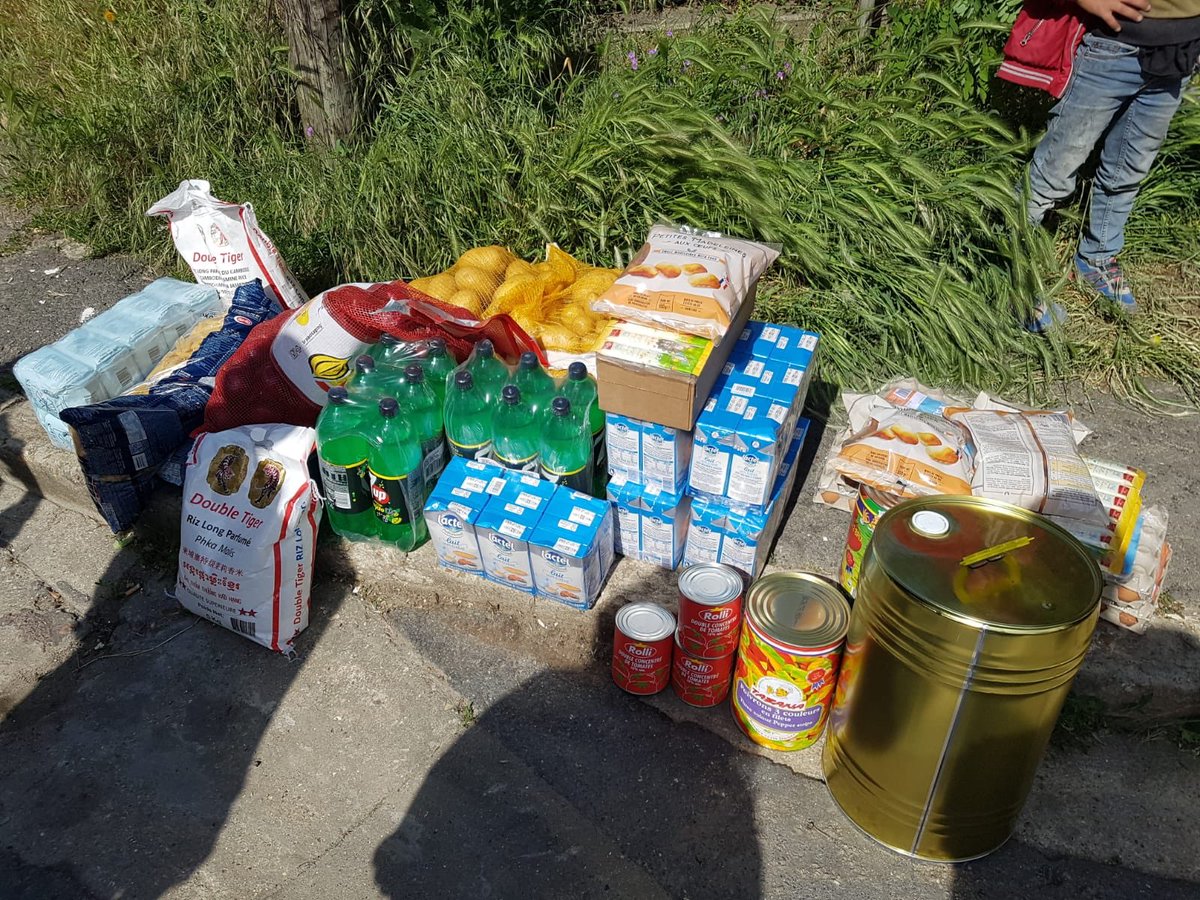 AssociationBm's tweet photo. Distribution aujourd’hui de denrées alimentaires au camp de Roms sur Argenteuil en compagnie des militants du Collectif de soutien aux Roms 👌🏽👌🏽#SolidariteCOVID19 #partage https://t.co/EudB3snGfu