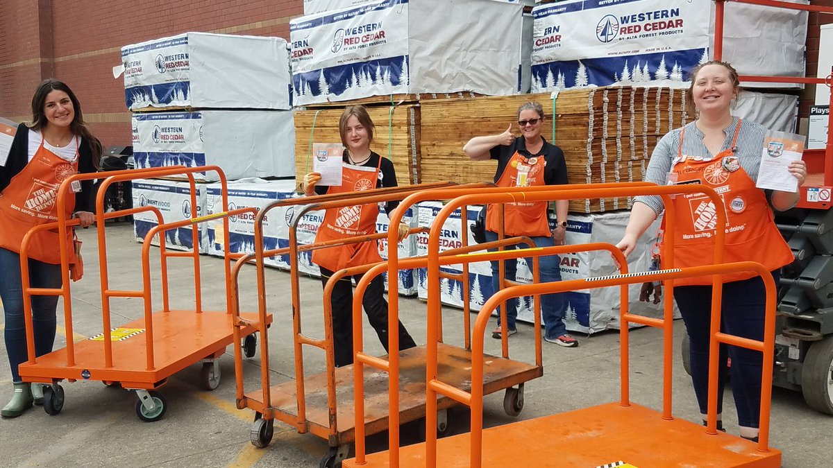 Congrats to cashiers Alexandra, Adrianna, and Alyssa on earning Homer awards!!! Thanks for doing the right thing, being flexible, helping in lot, working the doors and cashiering! Always with smiles!!! #4738Family