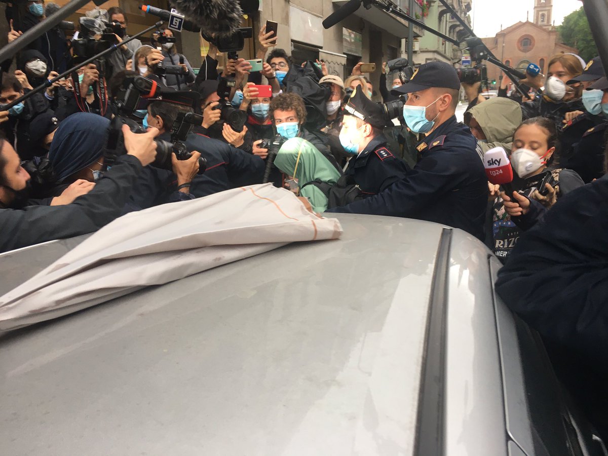 Marqs20876's tweet photo. Ma quindi DIGOS, multe, servizi assurdi solo per i rustoratori nrlle piazze? Che oltretutto ne avevano anche diritto. #assembramento #riscatto #COVID19 #lockdown https://t.co/Jg1xCiZVXl