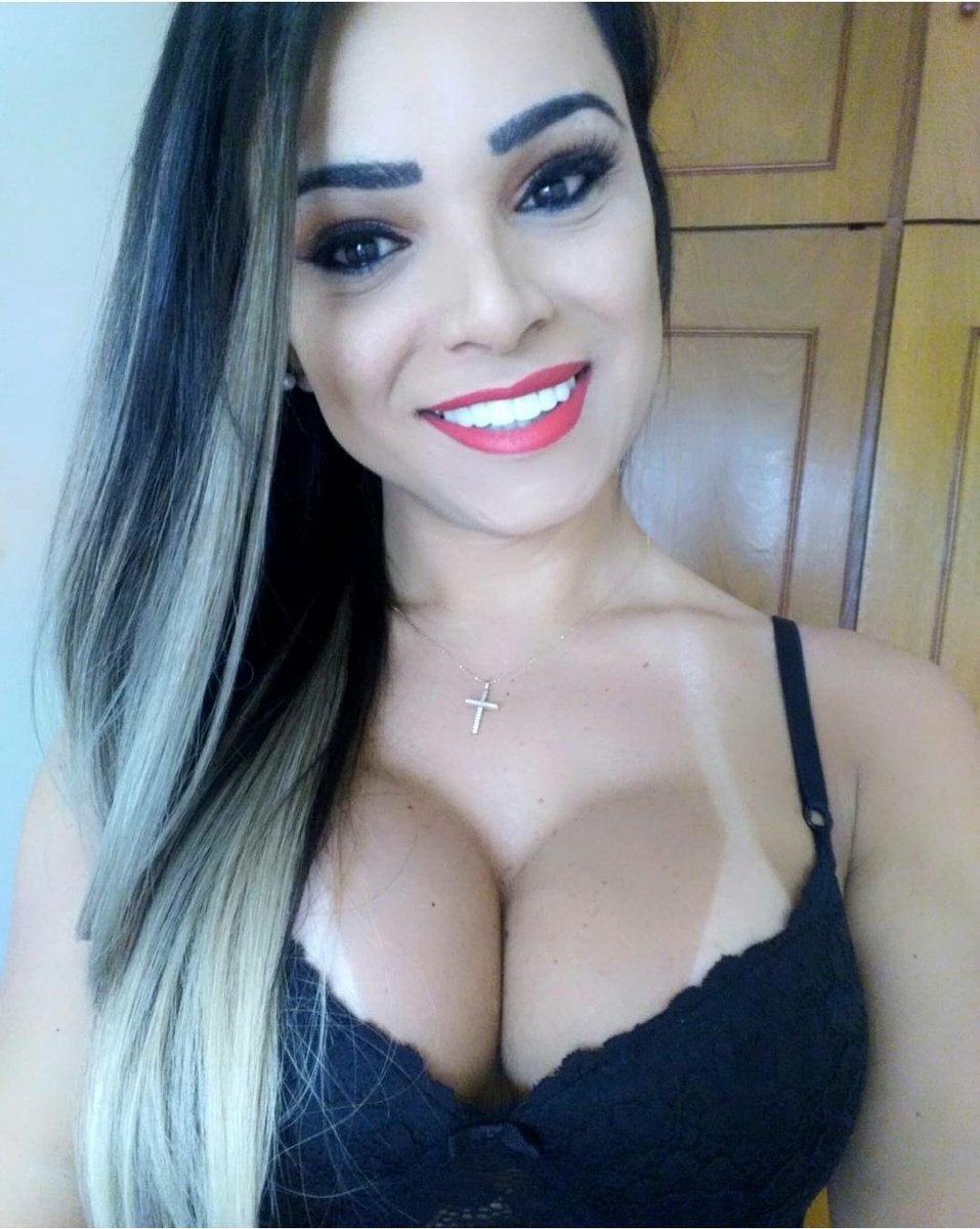 MarquesWanessa1's tweet photo. Ela resolveu viver como flor, se colorir sozinha.

#AmaraDeusSobreTodasAsCoisas
 #biquines #solo #mar #piscinas #bronzer #loiras #plate #sorrynotsorry #mulheres #like4like #boanoite #viviannegbezerra https://t.co/fkME9Phgrd
