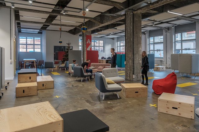 ◼#Homeoffice wird auch in #PostCorona von Mitarbeiter*innen eingefordert. <a href="/Stanford/">Stanford University</a>  hat die Produktivität nachgewiesen. Arbeitszeitgesetze müssten angepasst werden u/ die Büros an den Standorten auch. Mehr Platz für #CoWorking u/ #Kreativität. Dafür weniger Tische im 4er Block.