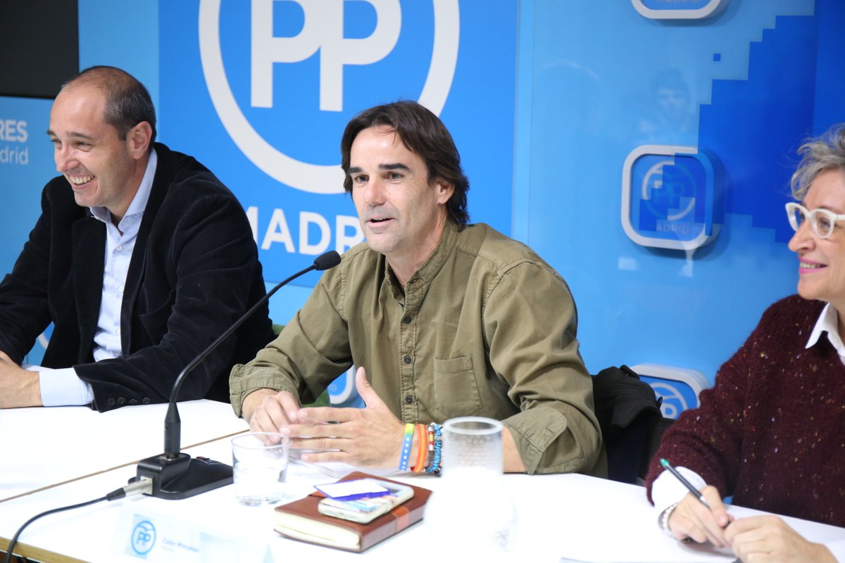 Este "periodista" se llama Cake Minuesa. Fue a Altasasu a provocar y fue detenido al intentar colarse en el Valle de los Caídos con disfraz de monje y cámaras. Díaz Ayuso le acaba de adjudicar a dedo un contrato de 30.000 euros para hacer vídeos sobre el coronavirus.