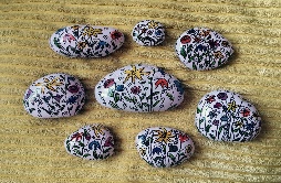 CPebbles2020's tweet photo. @rlloydbooth @PGHosp How lovely, wondered if you might be interested in ComfortPebbles a FREE hand decorated pebble with space for a message from family. We have lots boxes to post @CPebbles2020 for orders email comfortpebblesuk@gmail.com apx 20 box #compassion #kindness #COVID19 # https://t.co/BIqW08Y8W9
