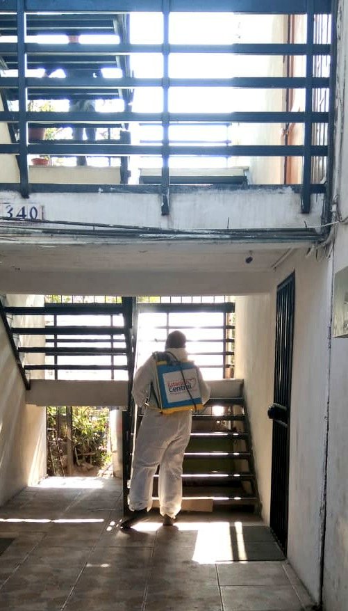 muniecentral's tweet photo. 📍Hoy nuestros equipos continuaron sanitizando pasajes, cités, viviendas colectivas y condominios.

Se descontaminaron Villa Brasilia, Carmelitos 2 y Villa Portales entre otros sectores. 

📌Los operativos se mantienen en #EstaciónCentral. #QuedateEnCasa https://t.co/6NgL5OXmig
