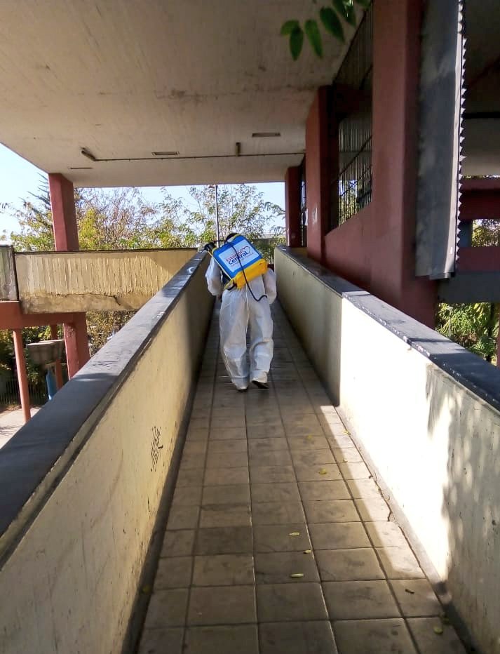 muniecentral's tweet photo. 📍Hoy nuestros equipos continuaron sanitizando pasajes, cités, viviendas colectivas y condominios.

Se descontaminaron Villa Brasilia, Carmelitos 2 y Villa Portales entre otros sectores. 

📌Los operativos se mantienen en #EstaciónCentral. #QuedateEnCasa https://t.co/6NgL5OXmig