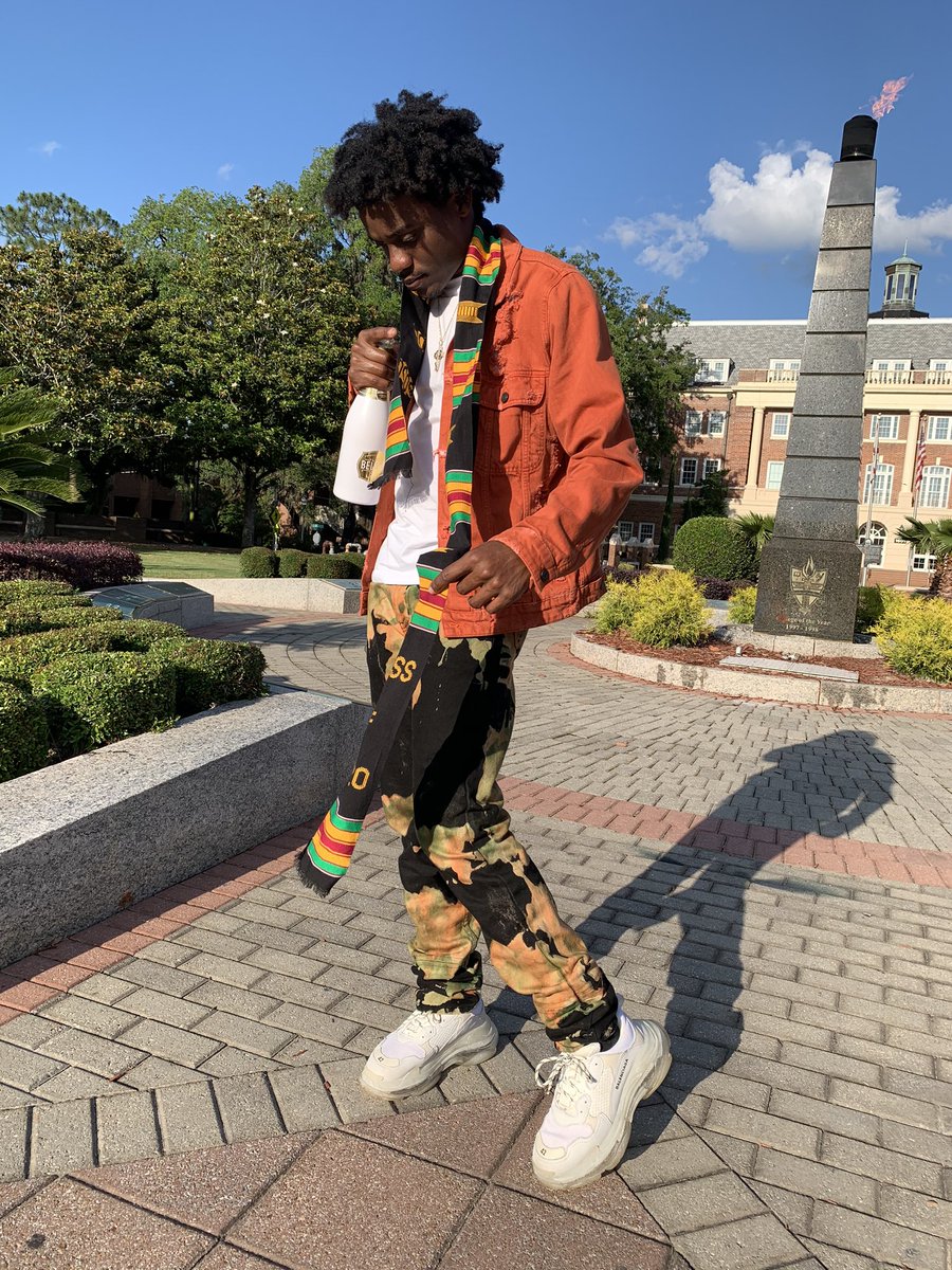 DatBoiNi's tweet image. Big Bottle of Luc 🎓