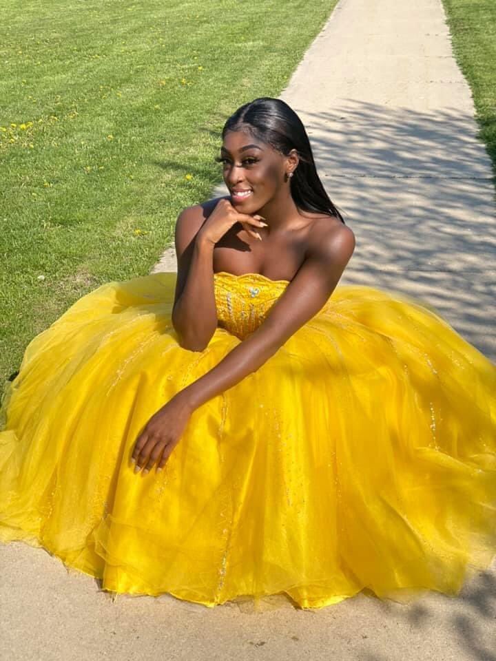 MzTr3ndsetta's tweet photo. #Quarantine #Prom C/O 2020🎓🎊 S/O to my sons for stepping in being their Big Sis &amp; Cousin dates
Thanks Everyone who drove by took pictures &amp; left #SocialDistancing https://t.co/In8Eau2M2Y