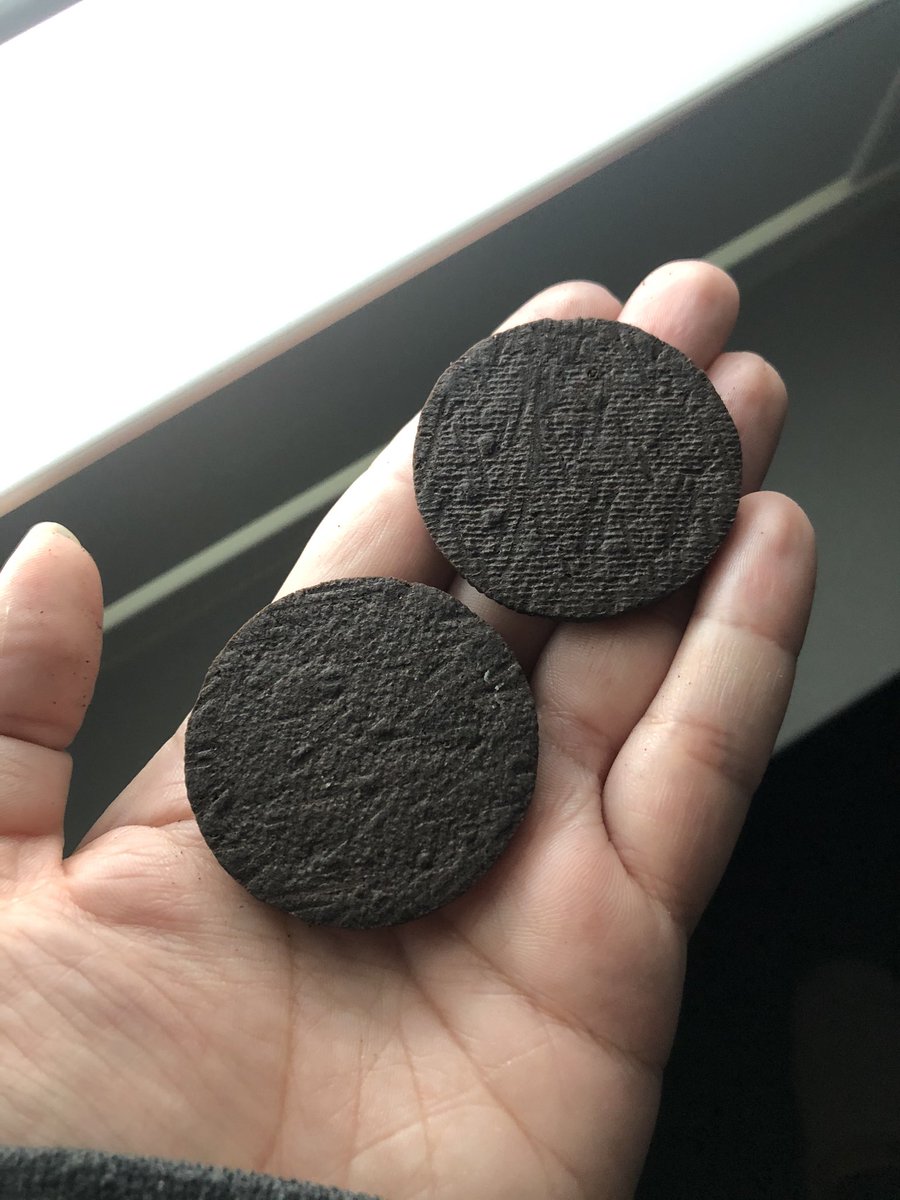 CassieTag's tweet photo. My @Oreo is missing the most important part 🥺🥺🥺 #findmystuff https://t.co/NV2XOlCmES