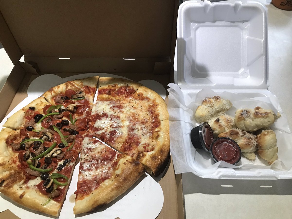 RockyBurkett's tweet photo. Pizza and and garlic knots tonight! Support your local businesses @Dempseysbrewery @nsuwolves_wr @WolvesAthletics #NSUtakeout https://t.co/MuffxNM1MW