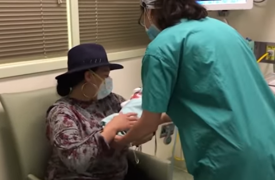 101wixx's tweet photo. A soon-to-be mother infected by #Coronavirus gave birth then went into a coma. A month later was able to see her baby daughter for the FIRST TIME - right before Mother's Day! It's one of @Coreycarter101 's #145FeelGood Stories:
https://t.co/3aE9AfSWpt https://t.co/BBKfcwYB0T