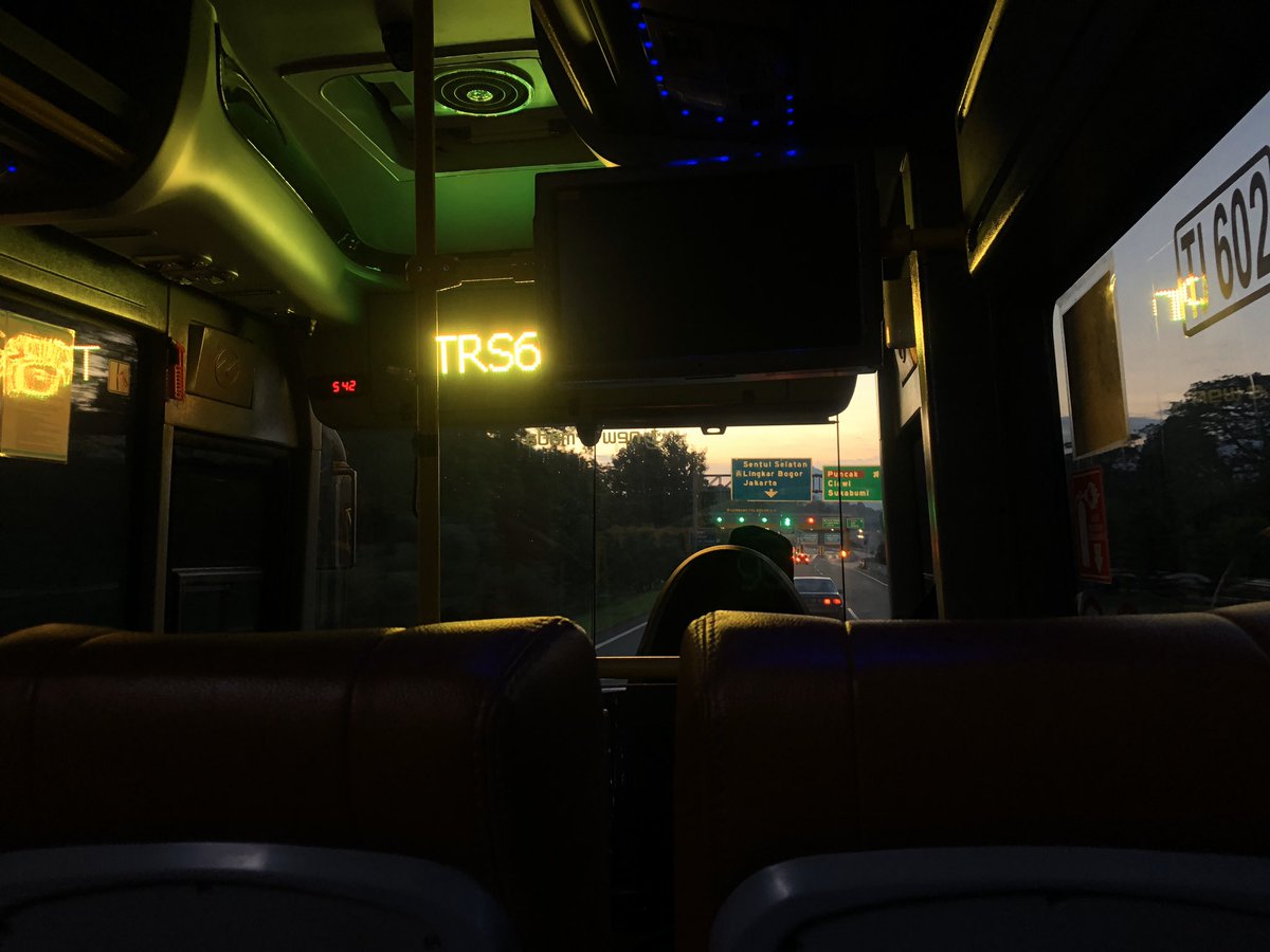 Takut kejadian kemarin terjadi lagi, pagi ini gue naik Royaltrans Bogor-Kampung Melayu yg disediakan khusus untuk tenaga medis. Terimakasih <a href="/PT_Transjakarta/">Transportasi Jakarta</a> :)