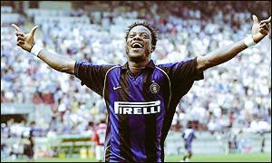 SportsSie's tweet photo. #Throwback
📷! Sierra Leone legend Mohamed Kallon 🇸🇱

@SierraSports https://t.co/4xKT9Yamu2