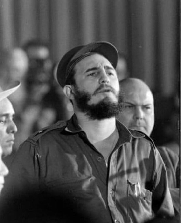 “Bugün politikacılar, halkın cehalet içinde kalmasıyla ilgileniyorlar, çünkü cahil bir halk, fanatizm ve önyargı ekicilerinin, kapitalizmden çıkarı olanların en iyi müttefiki ve ilerlemenin en büyük düşmanıdır”. #FidelCastro 
#onurluinsanlarkolkola 
#OnurluİnsanlarKolkola