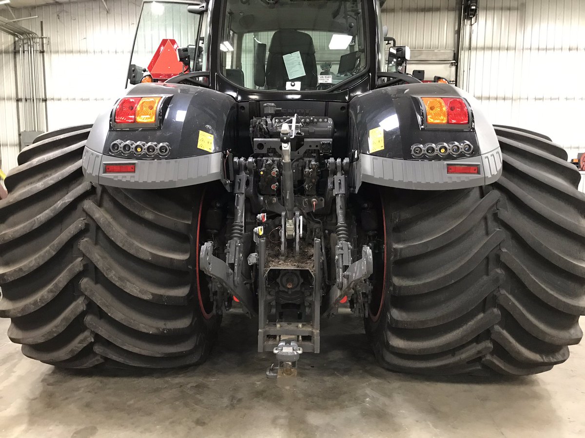 Worlds largest ag tire meets worlds largest fixed frame tractor!! <a href="/Fendt_NA/">Fendt_NA</a> <a href="/ScottSloan6164/">Scott Sloan</a>