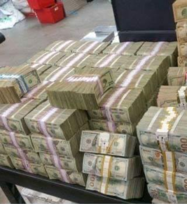 Chiuhuahua2O2O's tweet photo. Wow!!!!!!

De regreso a Twitter y veo que los panistas siguen cumpliendo al pie de la letra, su fama que crearon.

ULTIMAHORA

150 millones  de dolares encontrados dentro  de la casa del ex gobernador de Baja California, Francisco Kiko Vega de La Madrid.

Son corruptos a morir. https://t.co/BK48IUNYtz