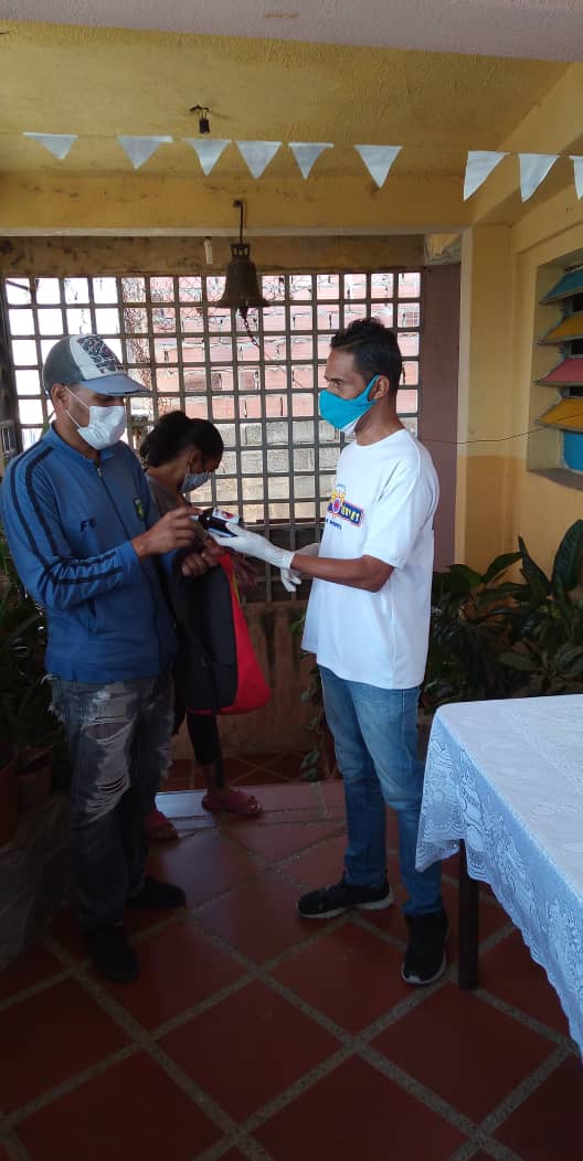 VicenteaPaez's tweet photo. Entregamos a los padres de nuestros niños y niñas del #ComedorDivinaProvidencia en #Petare complemento medicinales vitamina c y vitamina b. Gracias al apoyo de #LaboratoriosLeti https://t.co/ZfHPcRqjir