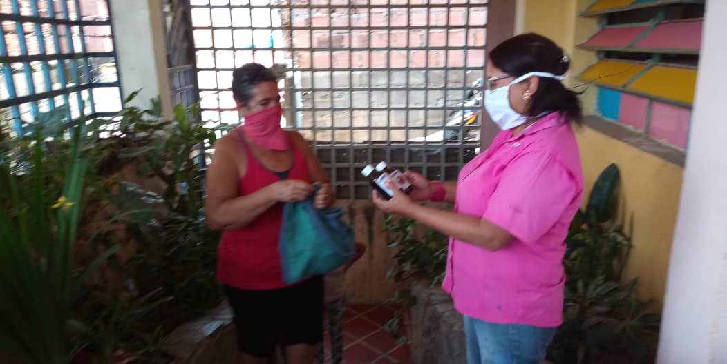 VicenteaPaez's tweet photo. Entregamos a los padres de nuestros niños y niñas del #ComedorDivinaProvidencia en #Petare complemento medicinales vitamina c y vitamina b. Gracias al apoyo de #LaboratoriosLeti https://t.co/ZfHPcRqjir